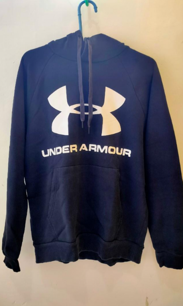 Hoodie dengan Logo Brand Besar